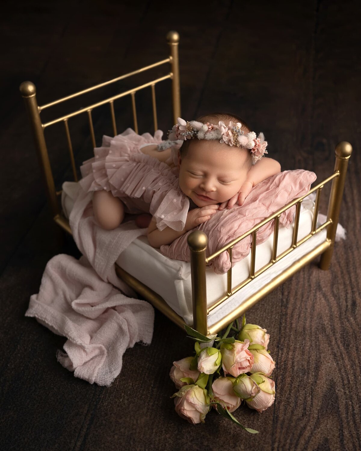 newborn-head-on-hands-tiny-bed-austin