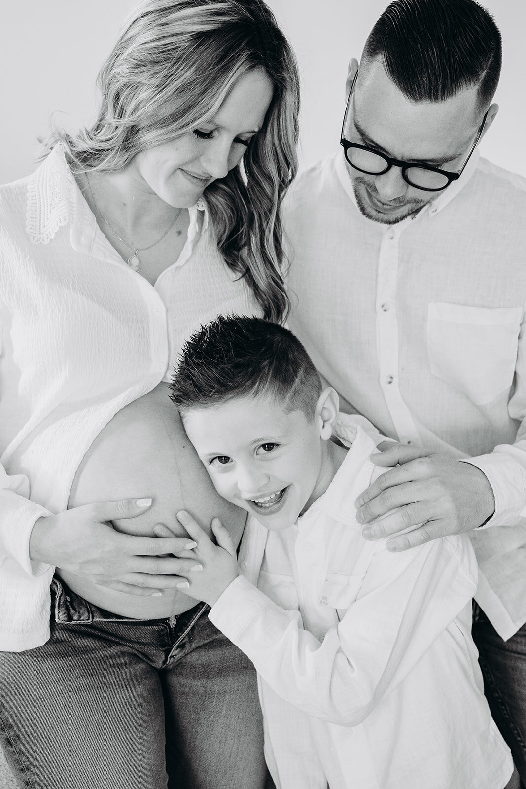 seance-photo-grossesse-en-famille-avec-chien10