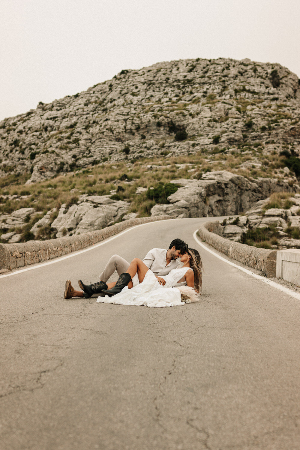 Brautpaar am Straßenrand im Tramuntana Gebirge auf Mallorca