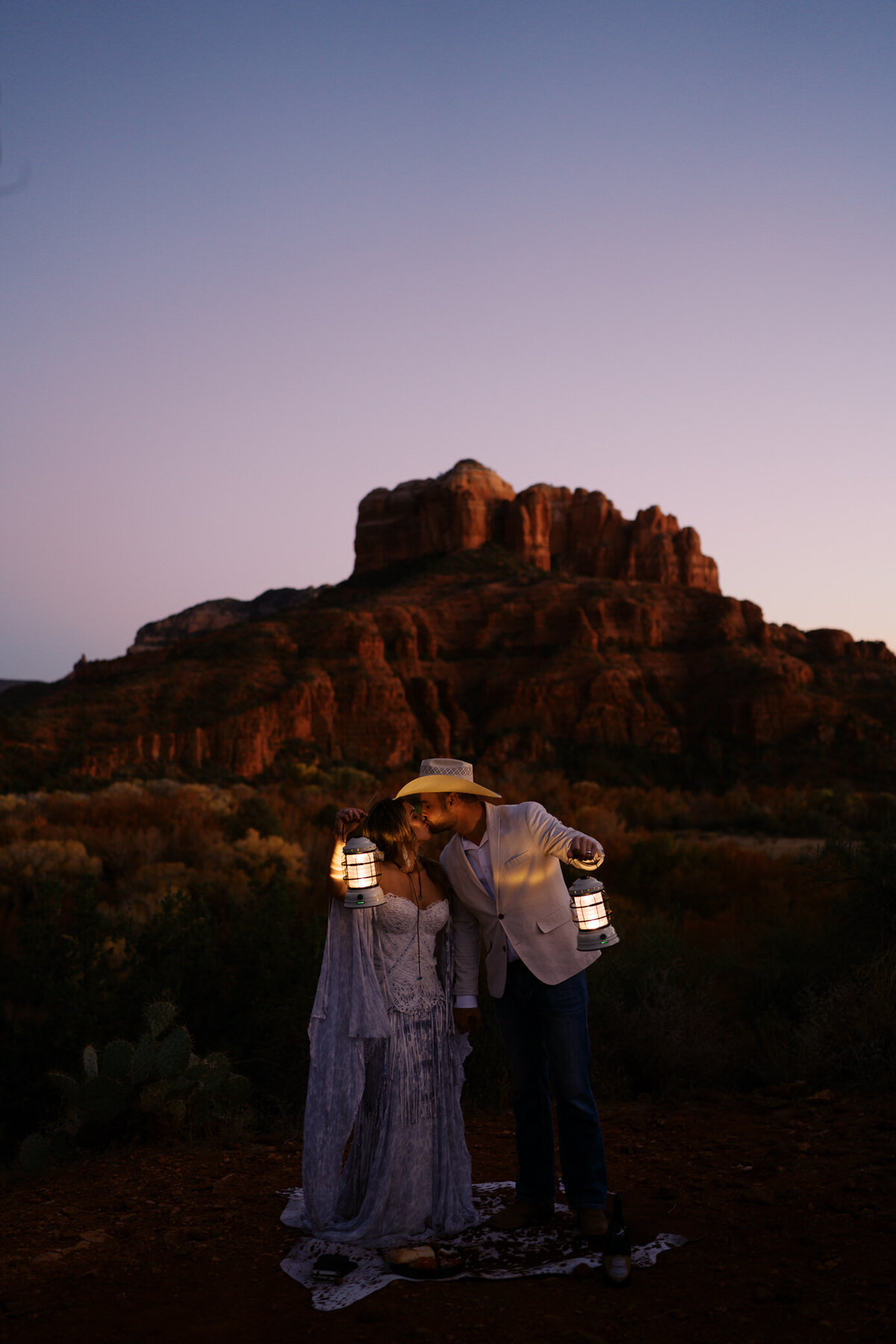 cathedral-rock-sedona-elopement-lanterns