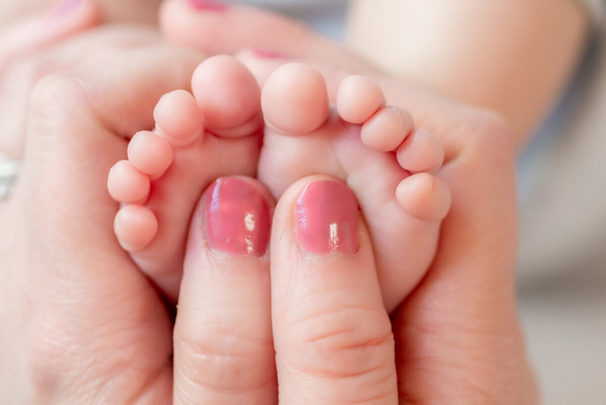 girl-parker-colorado-newborn-baby-toes