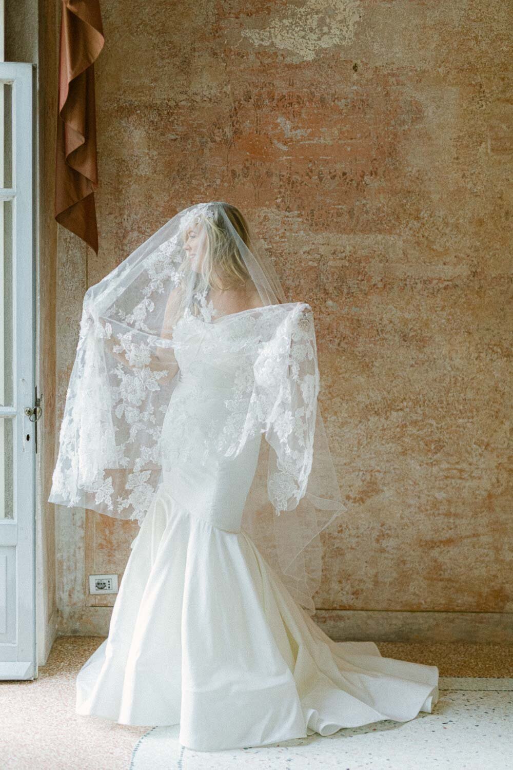 bride with her veil at villa regina teodolinda