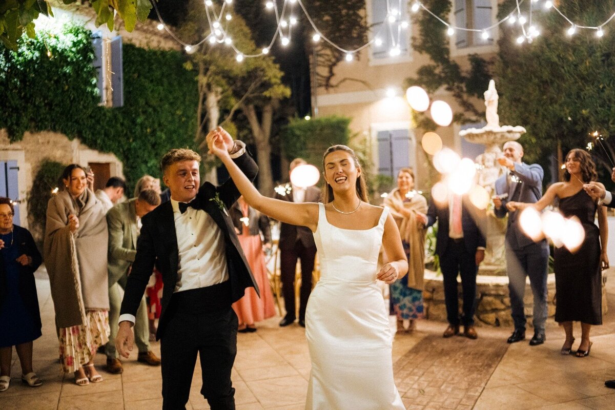 destination-wedding-first-dance-chateau-courtyard10