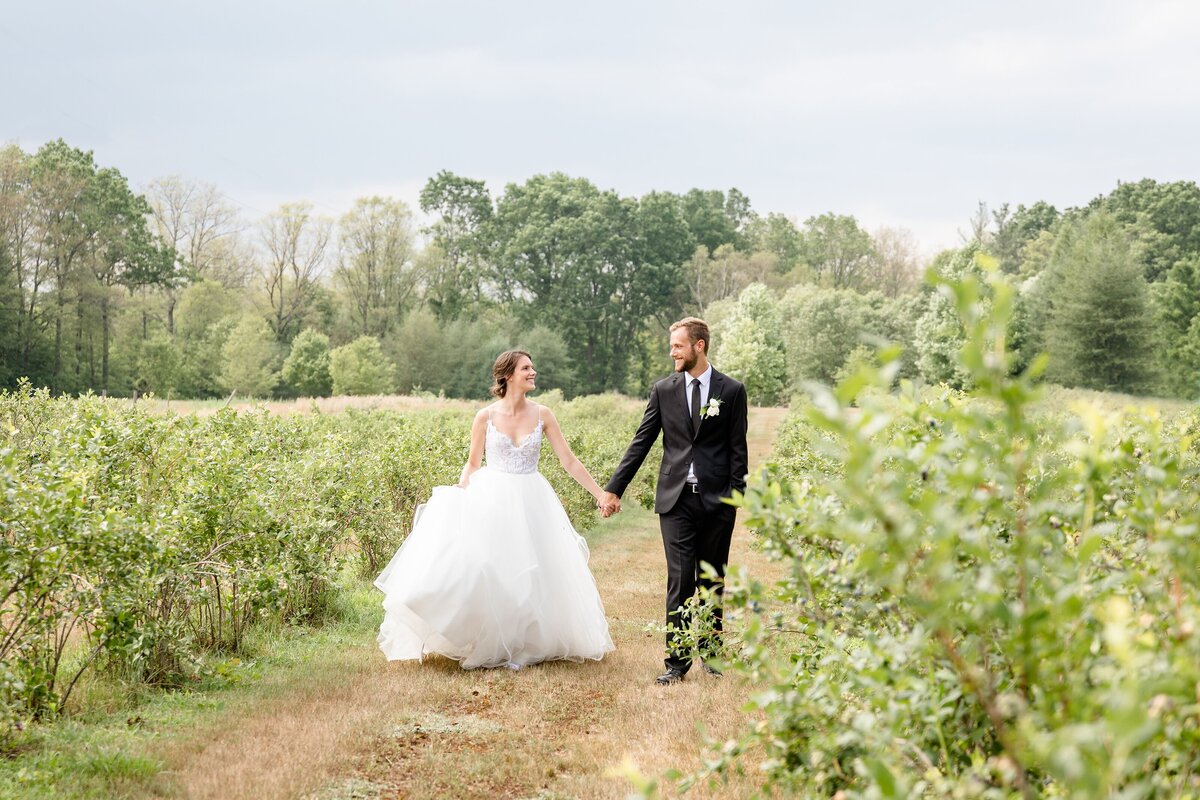 Intimate Arrowwood Farms Harvest Table Wedding | Dylan & Sandra Photography -22