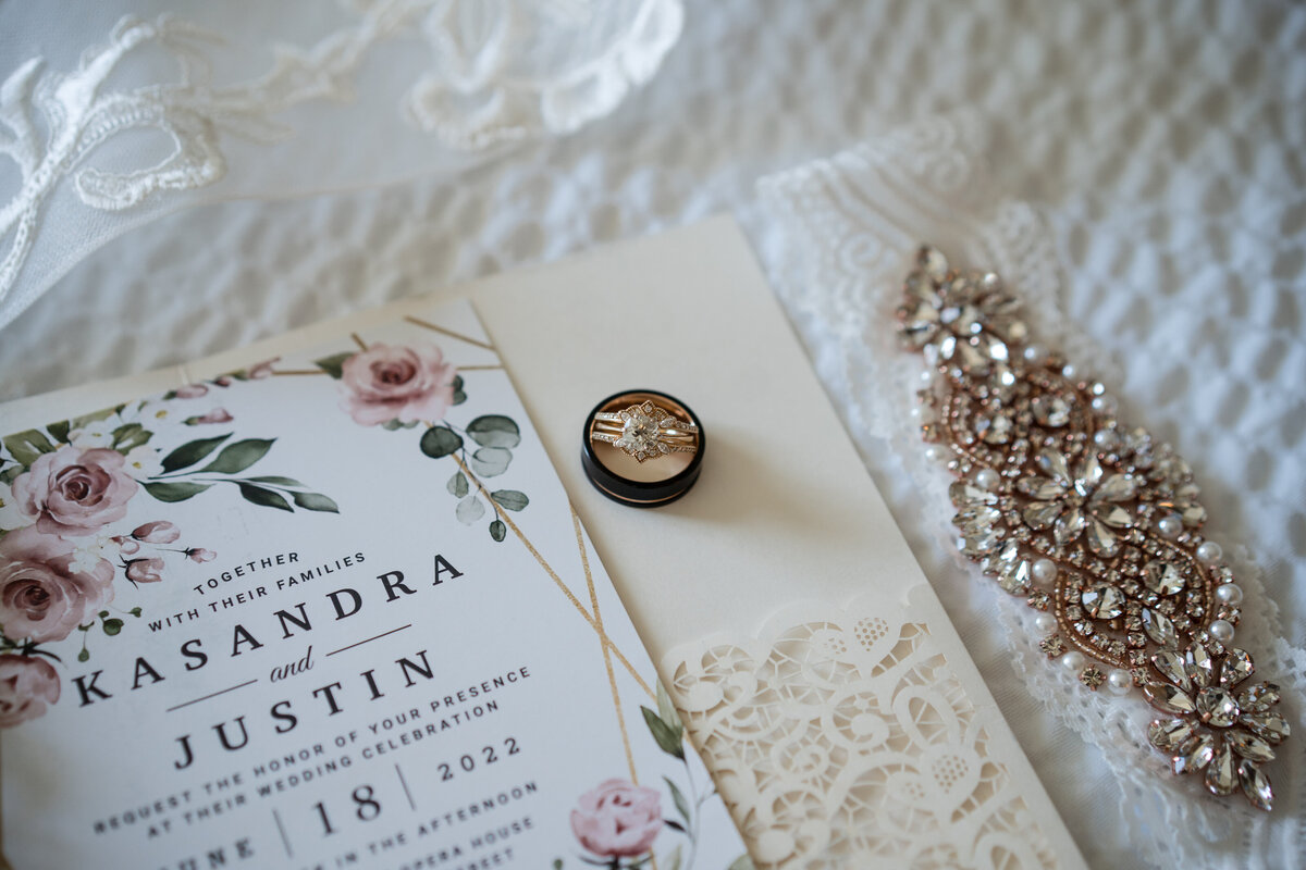 bridal-rings-and-details-evoke-wedding-photos
