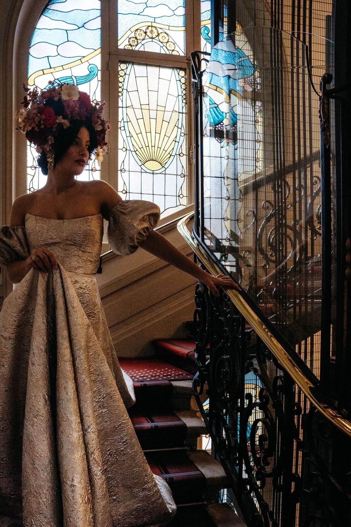 mariee-avec-chapeau-floral-escaliers-hotel-carlton
