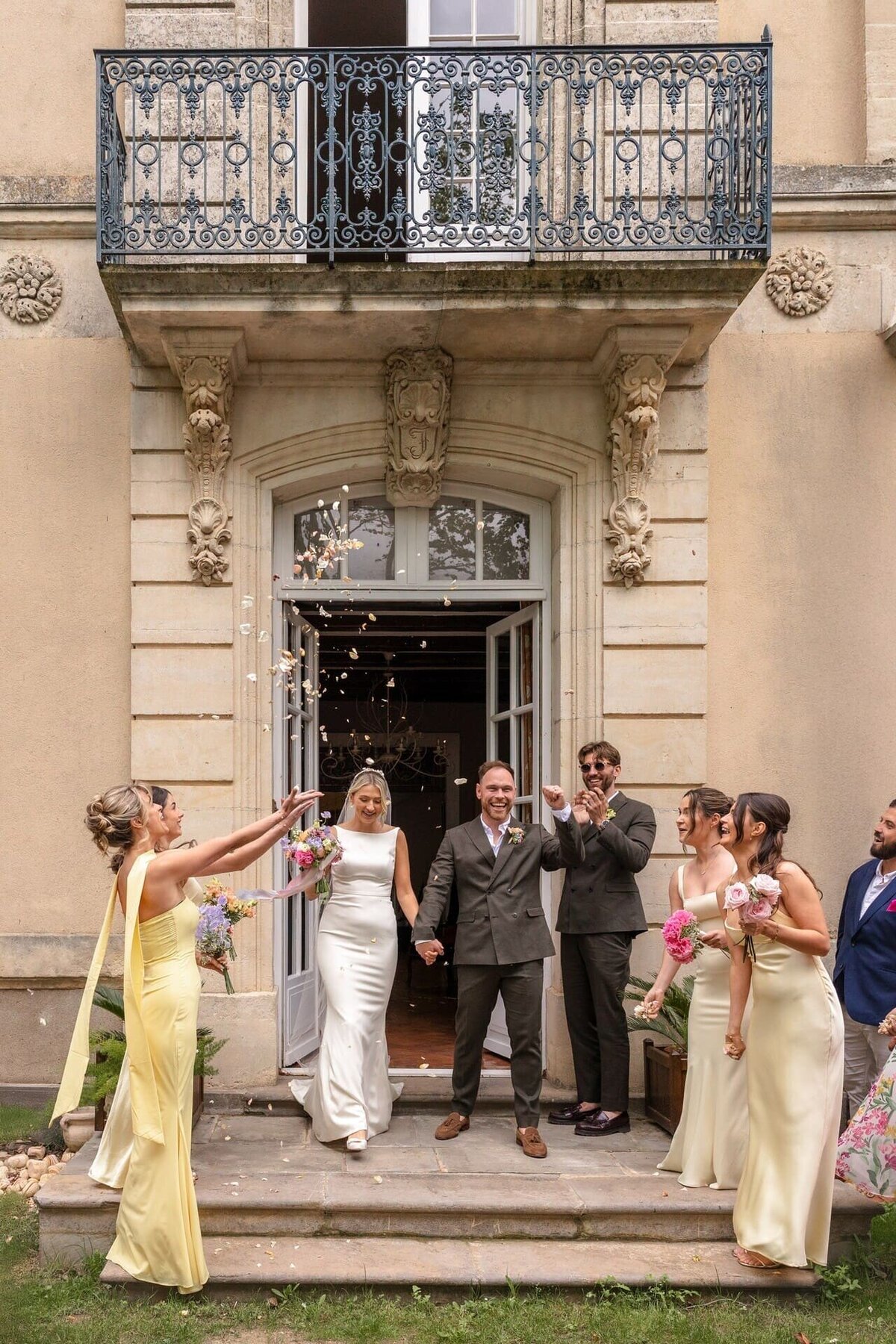 wedding-exit-confetti-french-chateau