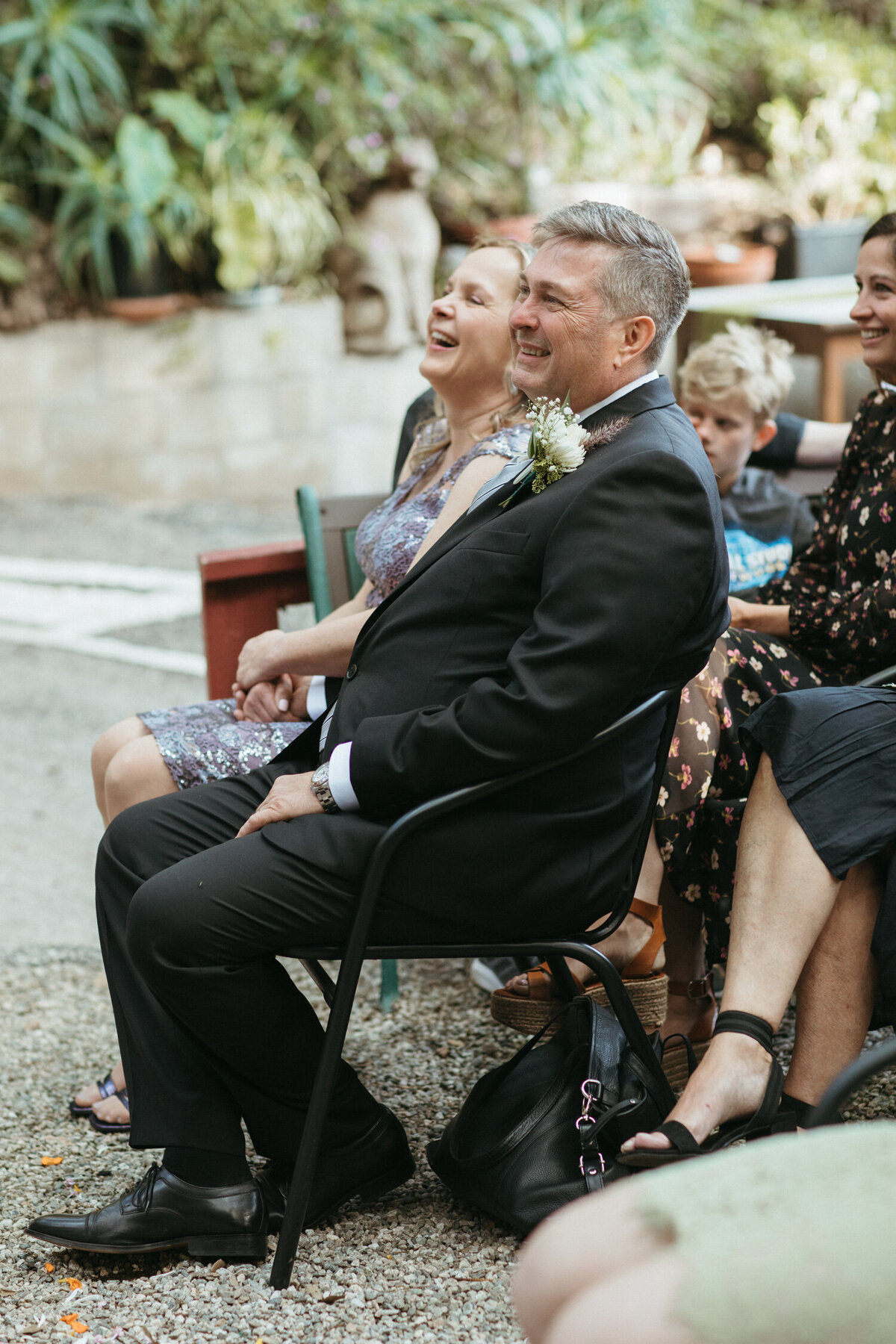 Garden-Wedding-Guests-Laughing-9176