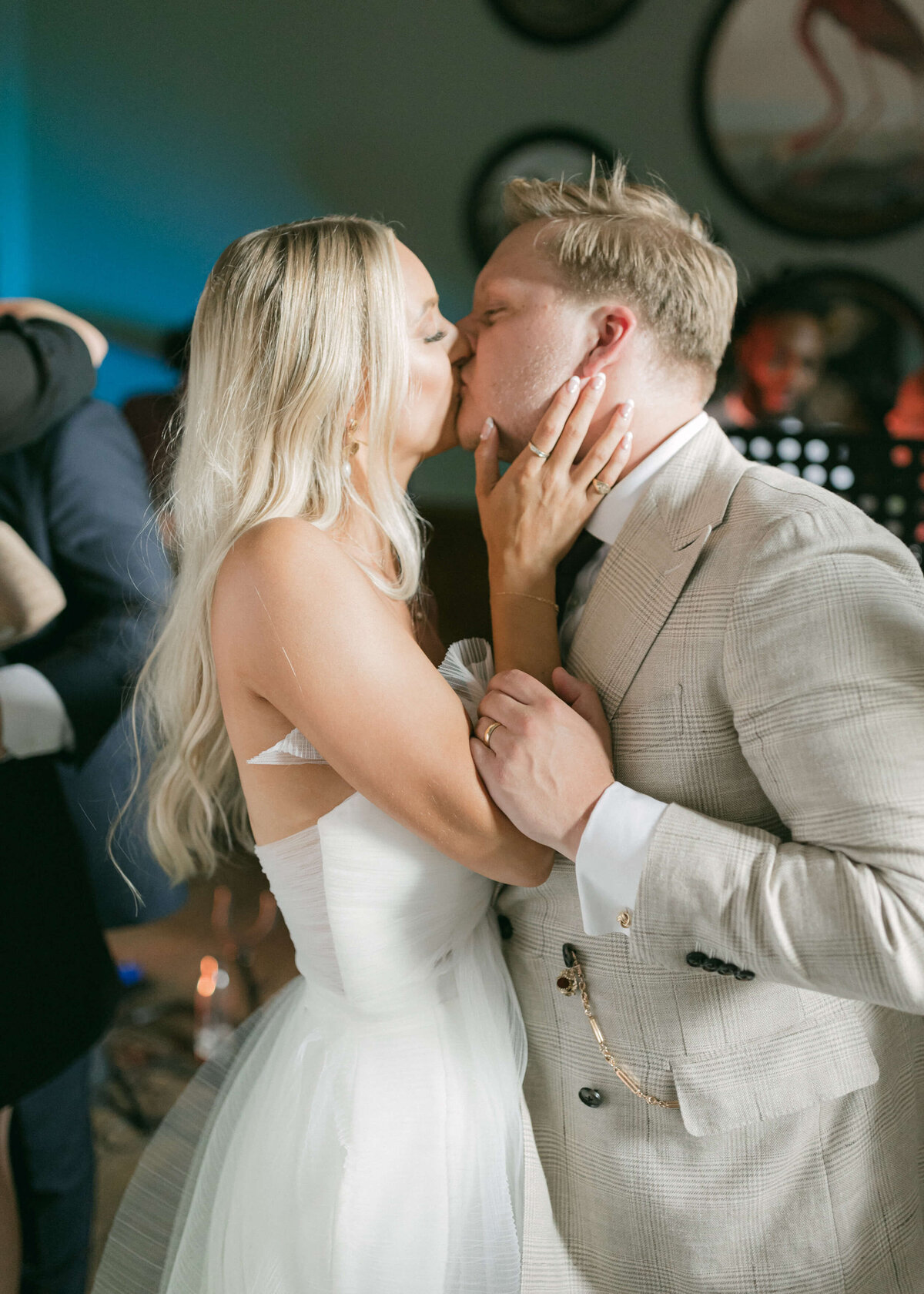 chloe-winstanley-weddings-grittleton-house-dancing-bride-groom-kiss