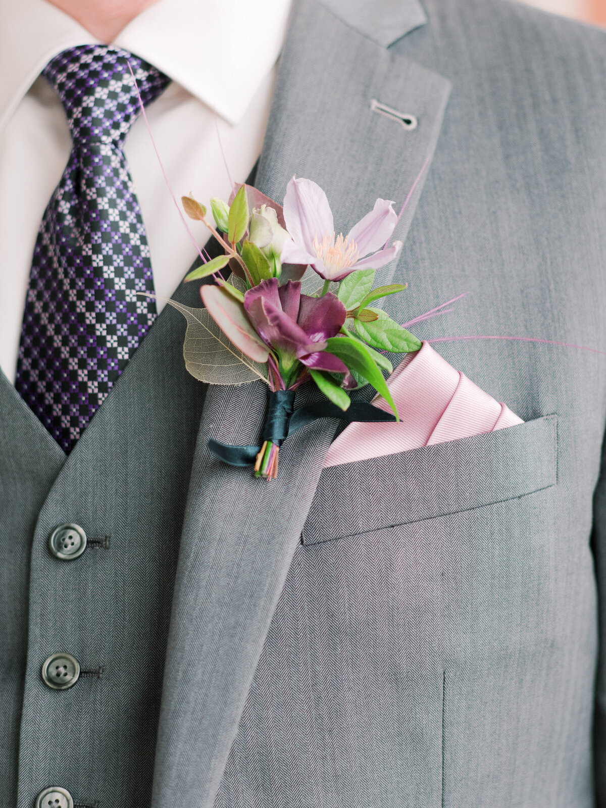 casa-dos-penedos-portugal-wedding-grey-suite-purple-bout