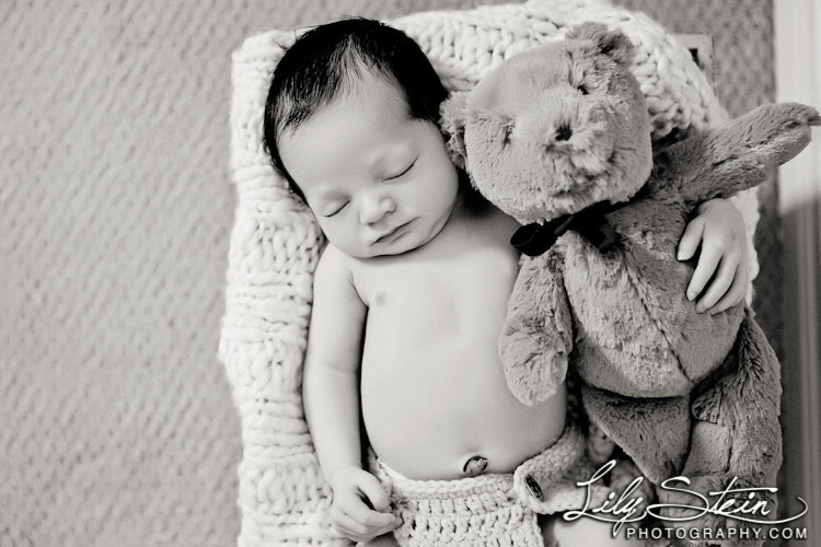 baby-aidan-newborn-luggage-travel-7-days-old-portraits-1-week-lily-stein-photography-007