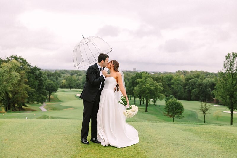bride-and-groom-rainy-umbrella-evansville-country-club10