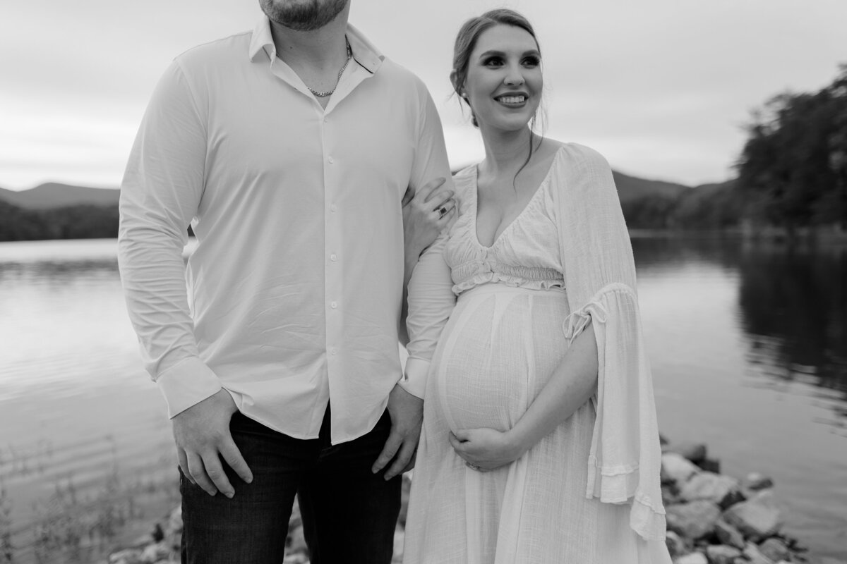 Documentary-Maternity-Session-at-Carvins-Cove-RJ-20