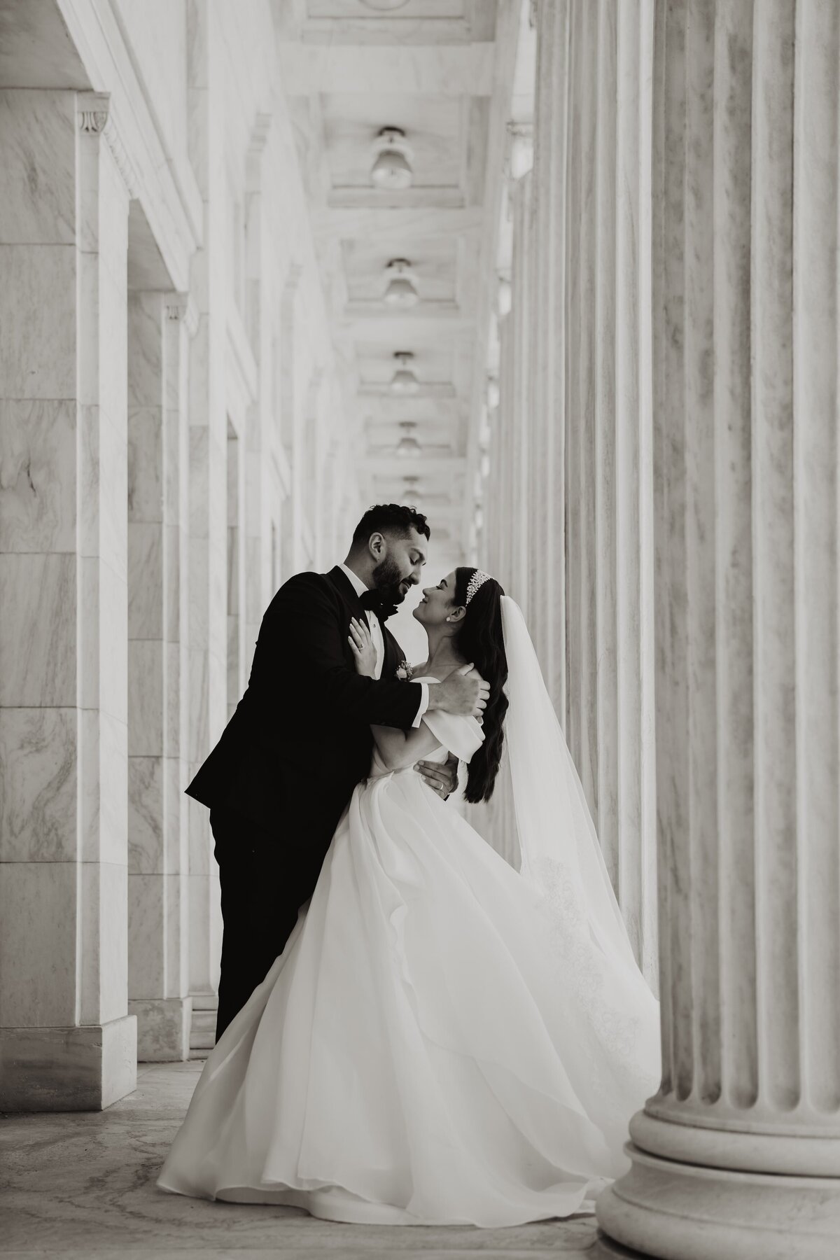 romantic-wedding-photos-toldeo-museum