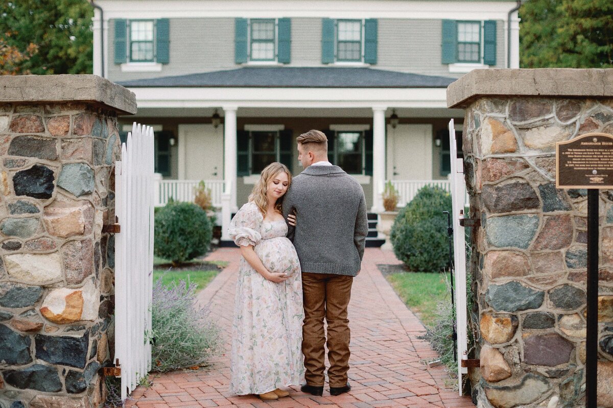 pregnant mom leaving onto husbands shoulder