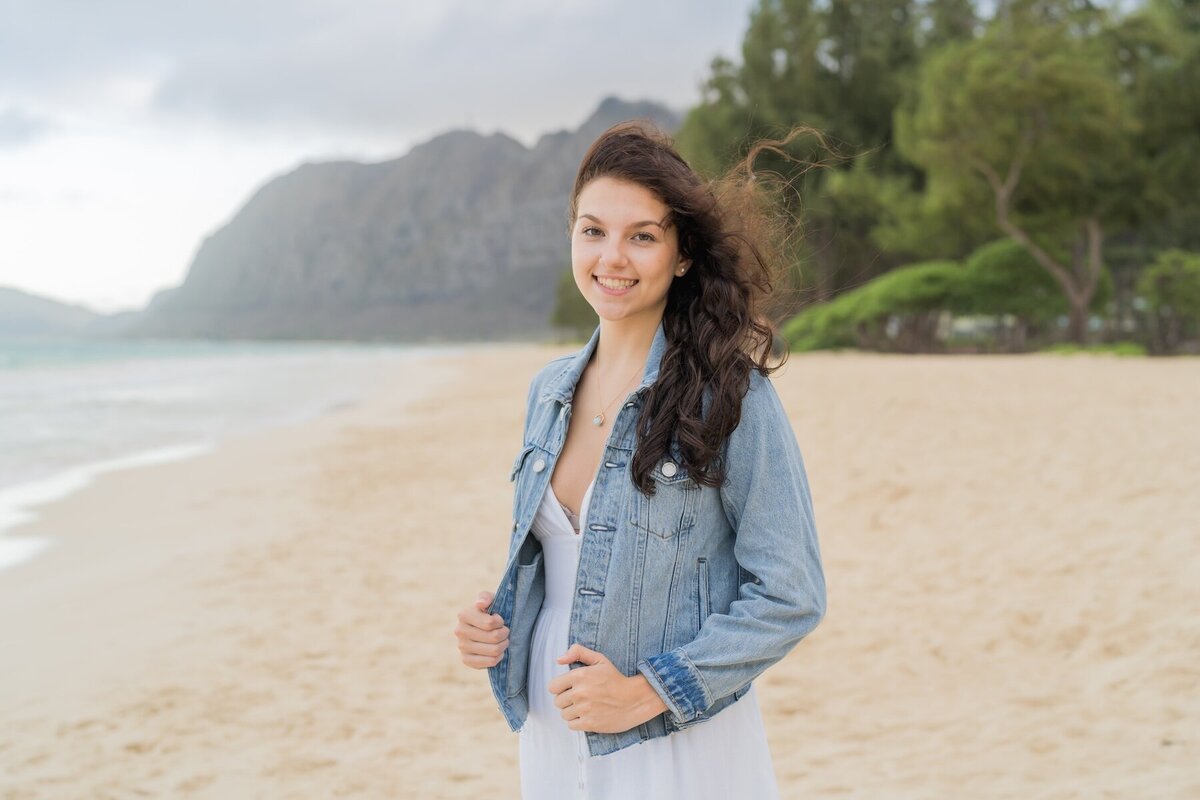 senior portraits with Hawaiian scenery