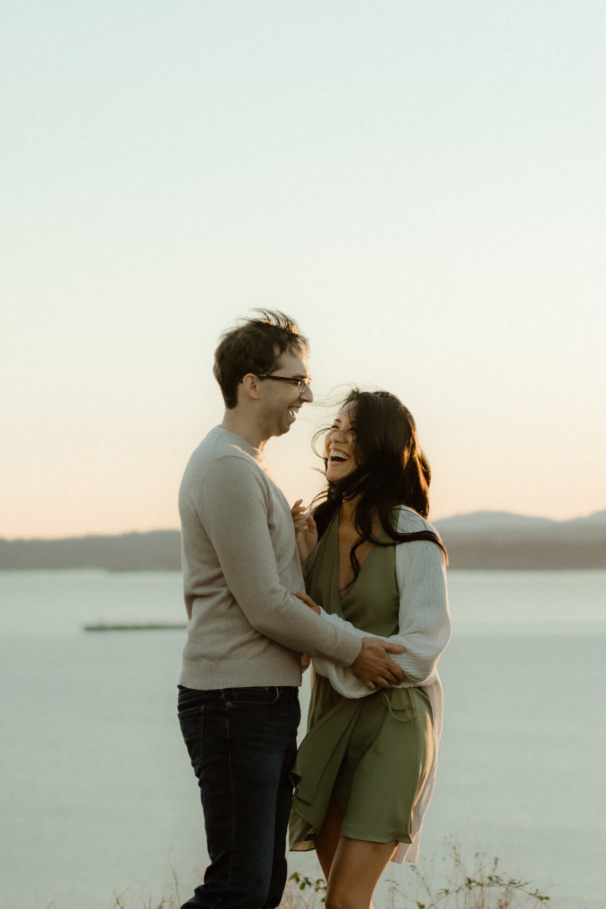 Jo-Dan-Discovery-Park-in-Seattle-Couple-Session-Amy-Law-Photography-28