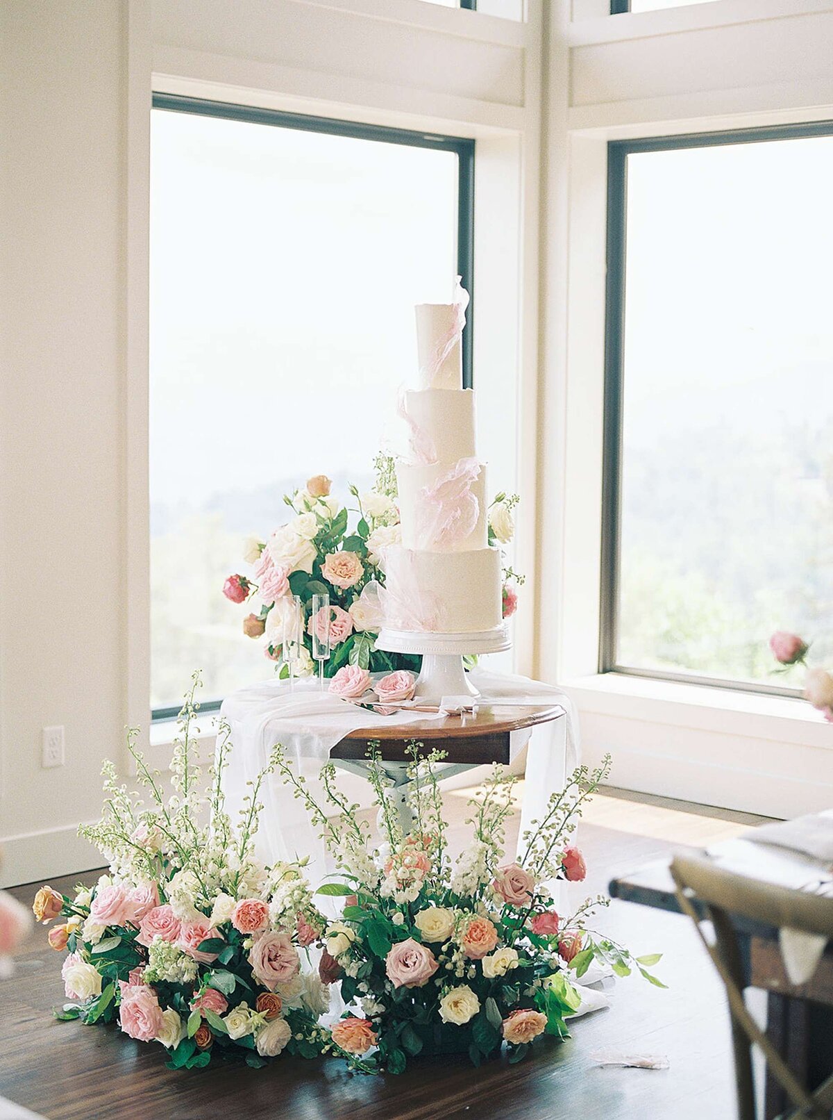 trillium-destination-wedding-venues-tn-cake-flowers-pink