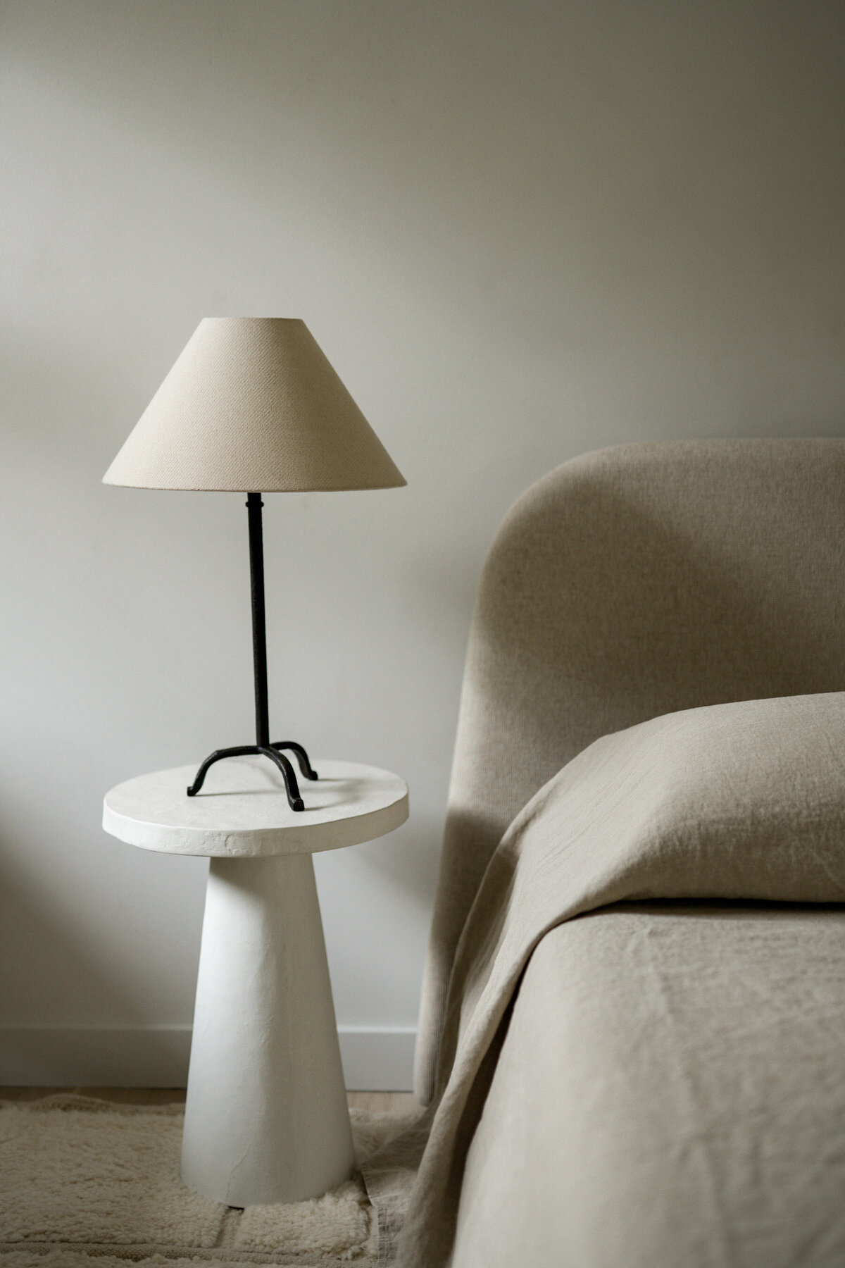house-franc-casita-cottage-guest-house-bedroom-limewash-archway-plaster-side-table-iron-table-lamp-minimal-warm-linen-drapery-bedding-austin-texas-westlake
