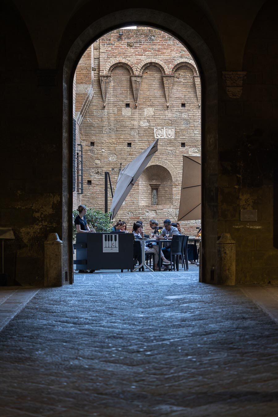 italy-restaurant-through-archway-9822