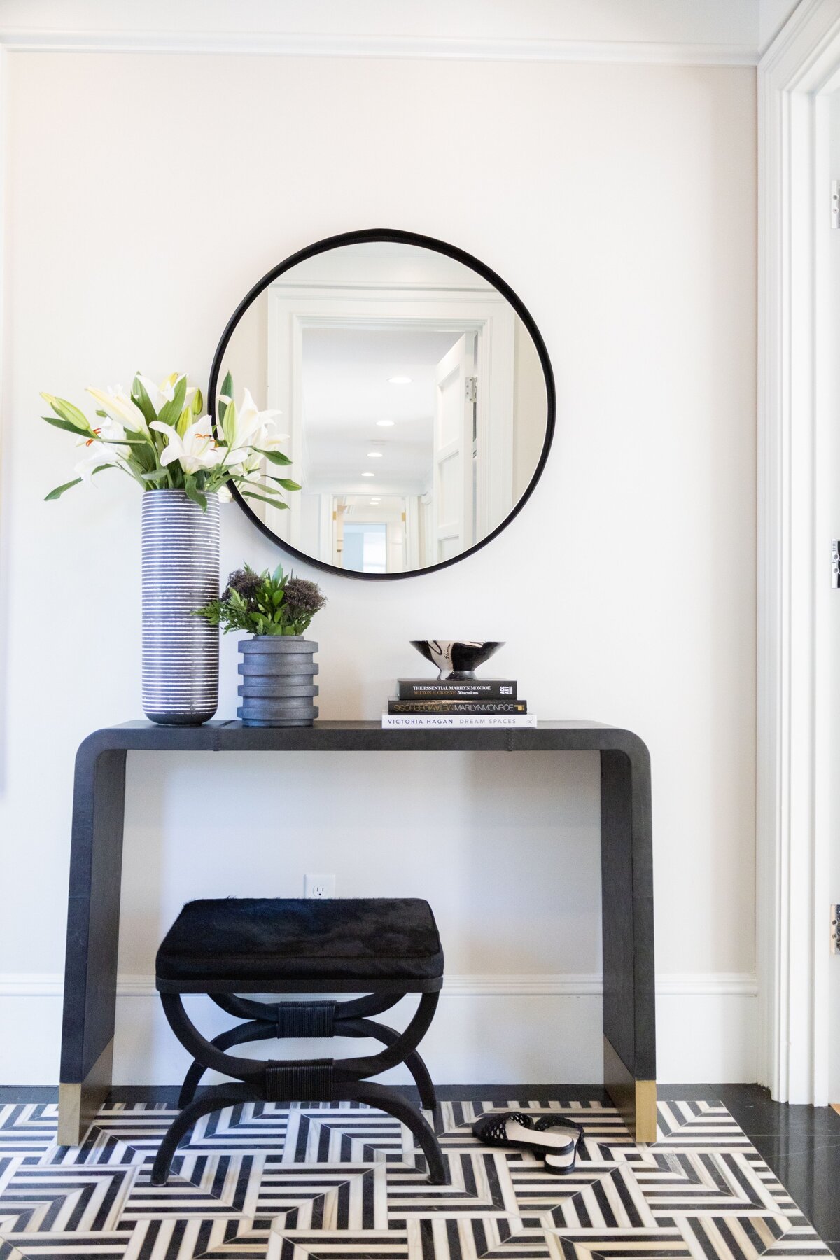 chic-hallway-console-table-with-modern-decor