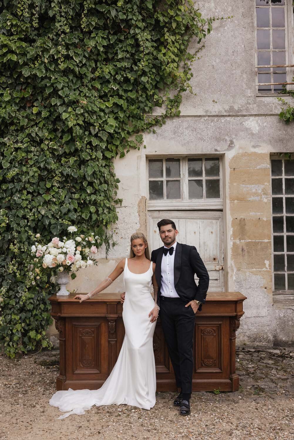 white luxury romance at chateau de Villette for Hannah & dylan Barbour wedding in Paris - Floarl designer Veronique lORRE21