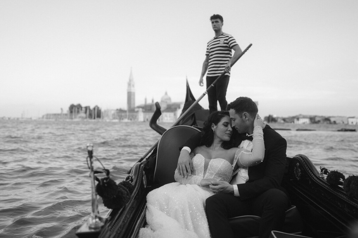 the_chaffins_international_destination_wedding_elopement_photographers_sammie_chaffin_micah_editorial_adventure_photos_travel_venice_italy_21