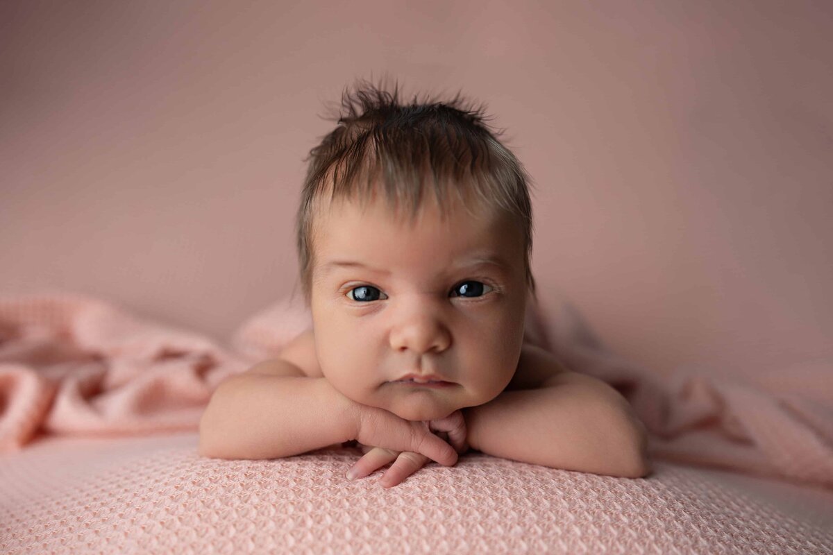 Newborn-photoshoot-studio-west-fargo