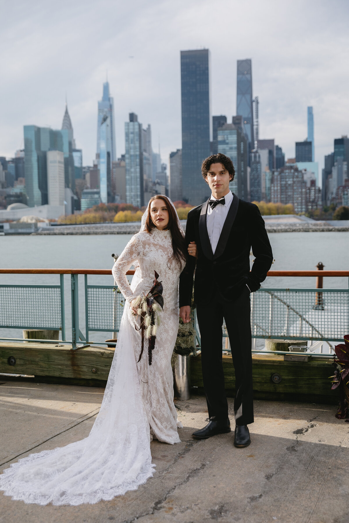meredith-michel-editorial-wedding-full-length-portrait-city-skyline