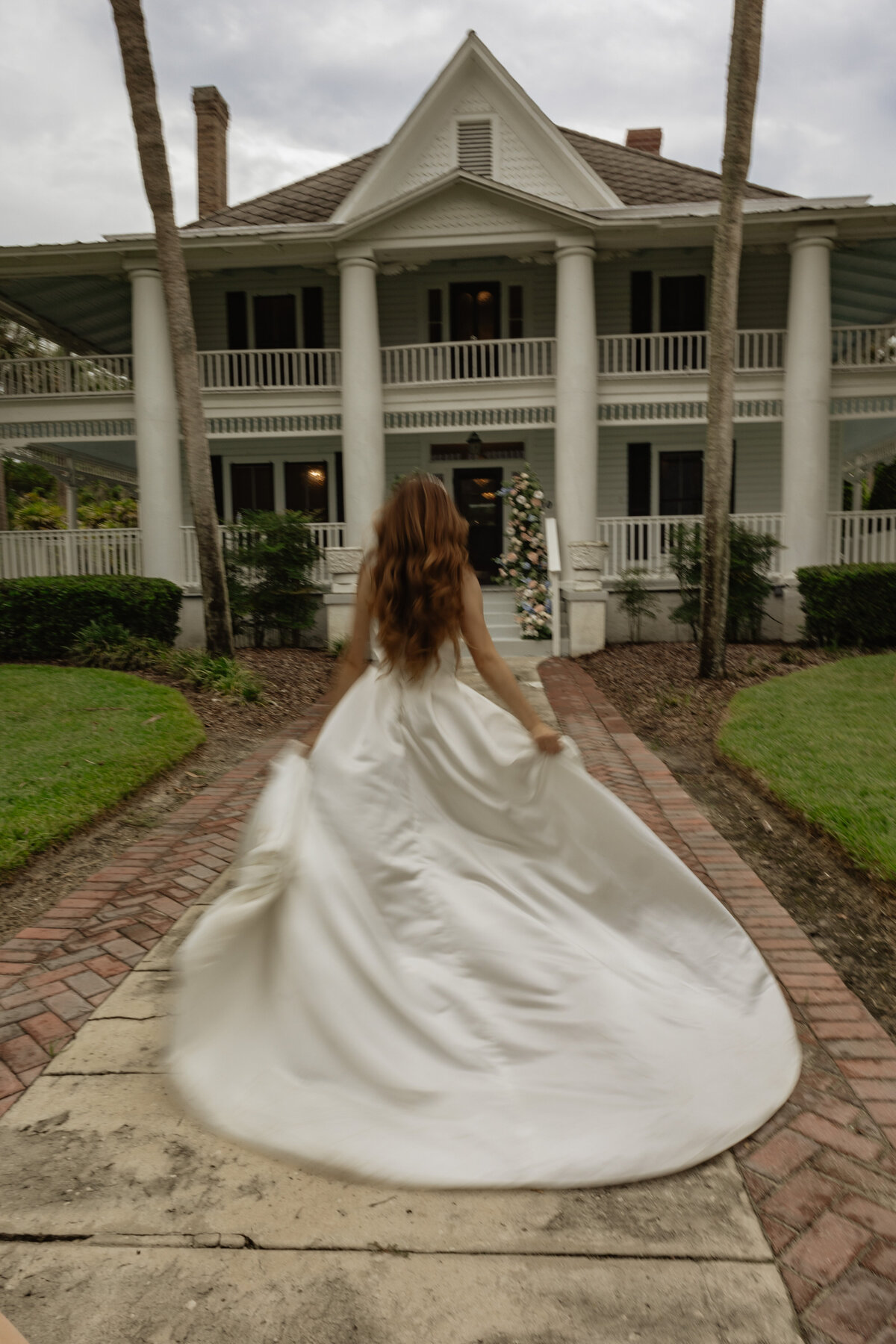 Elegant outdoor wedding surrounded by tropical greenery and historic charm at The Palm Mansion