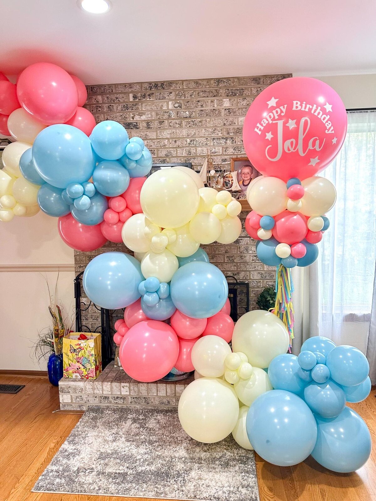 modern balloons for birthday in Chicago by Mauis Balloons