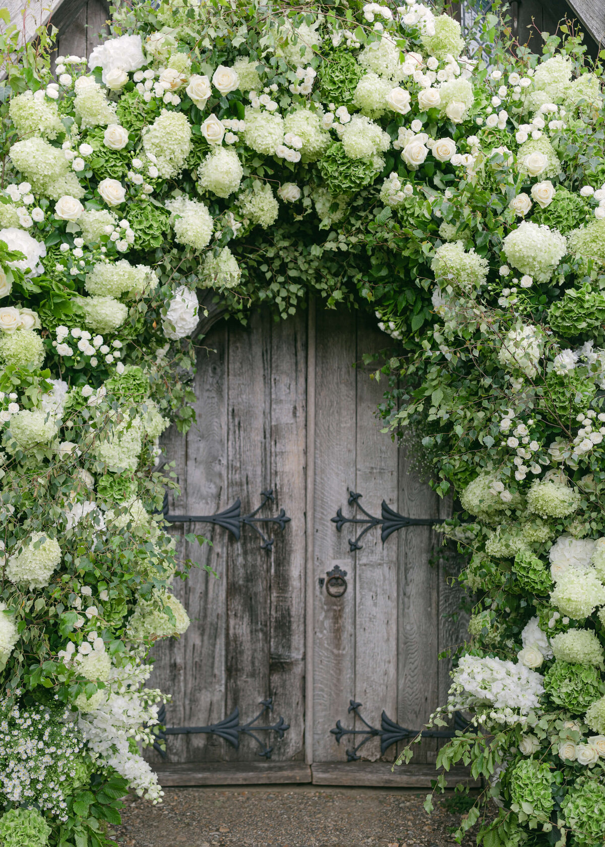 chloe-winstanley-weddings-hambleden-church-flower-arch-john-carter