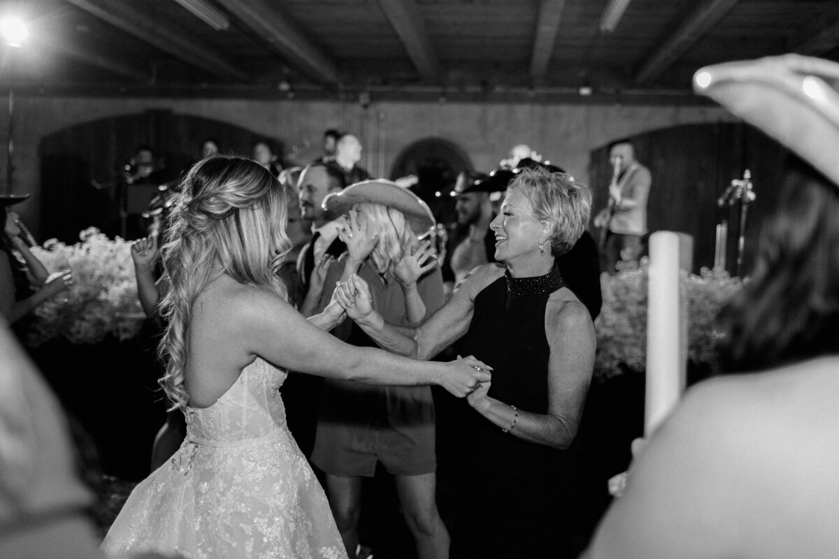Lindsey-and-Justin-Wedding-Emily-Nicole-Photo-1170