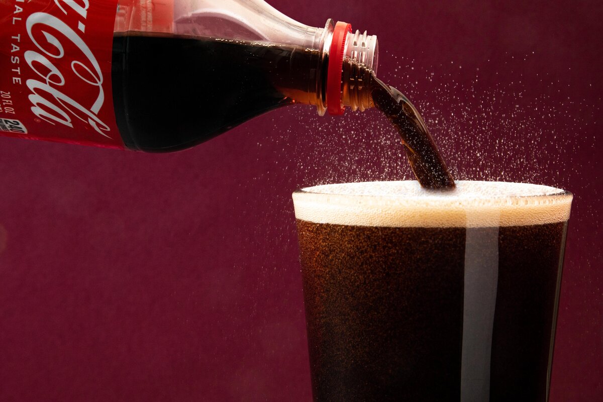 Coka-Cola pour shot with fizz.