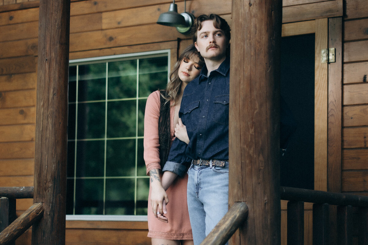 vpc-couples-vintage-cabin-shoot-26