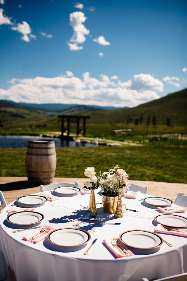 Strawberry-Creek-Ranch-Modern-Minimalist-Outdoor-wedding-in-Granby-Colorado-Table-setting