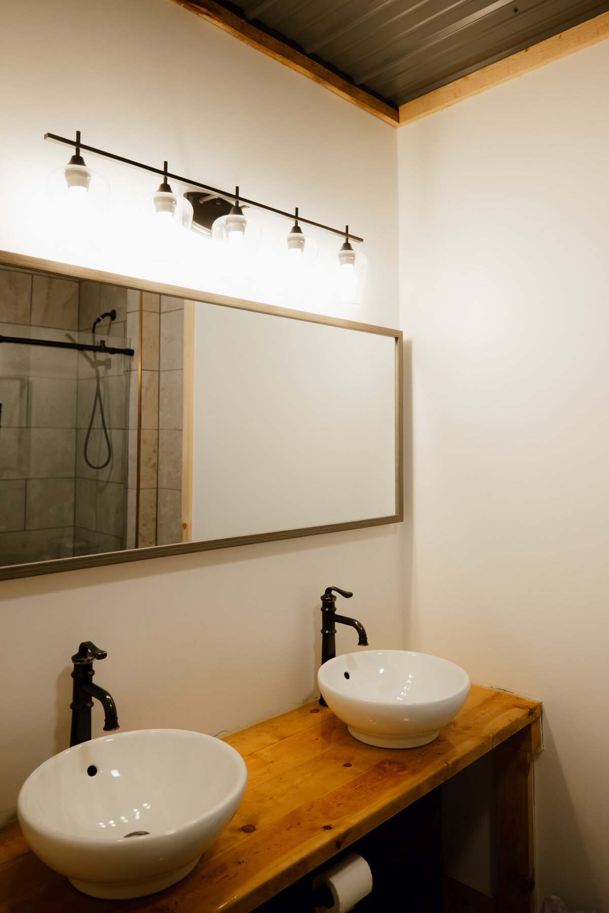 Bear-Ridge-Destination-barndo-suites-rosie-photo-video-36