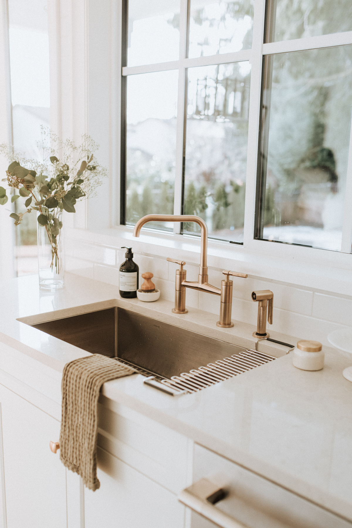 interior-design-bright-white-kitchen-gold