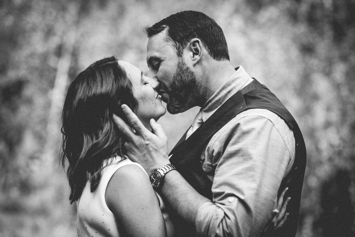 outdoor-intimate-couple-portrait-photographer