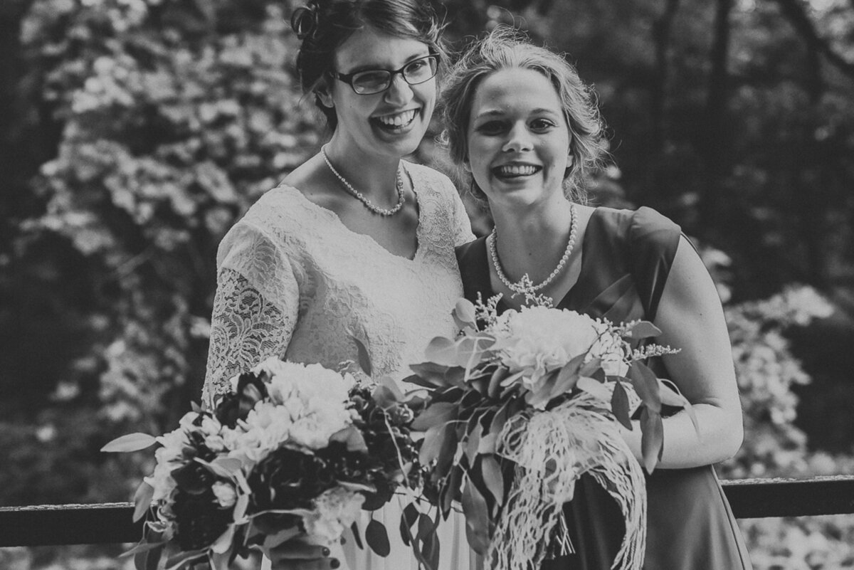 wedding bridal party | Iowa wedding photographer | Iowa Photographer | Playlife | Cedar Rapids | Iowa City | Kalona | Alaynna Ann Schwartz-36