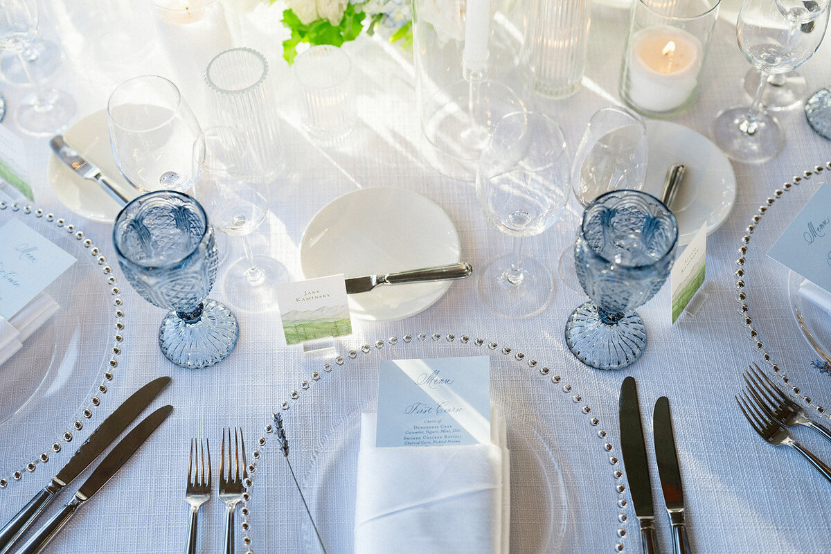place-setting-blue-accent-glass-aspen-HBICWeddings