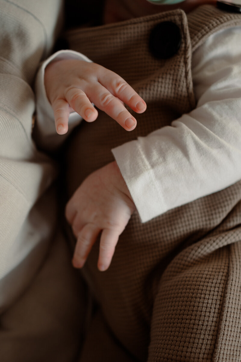 detailfoto van de babyhandjes tijdens een newbornshoot