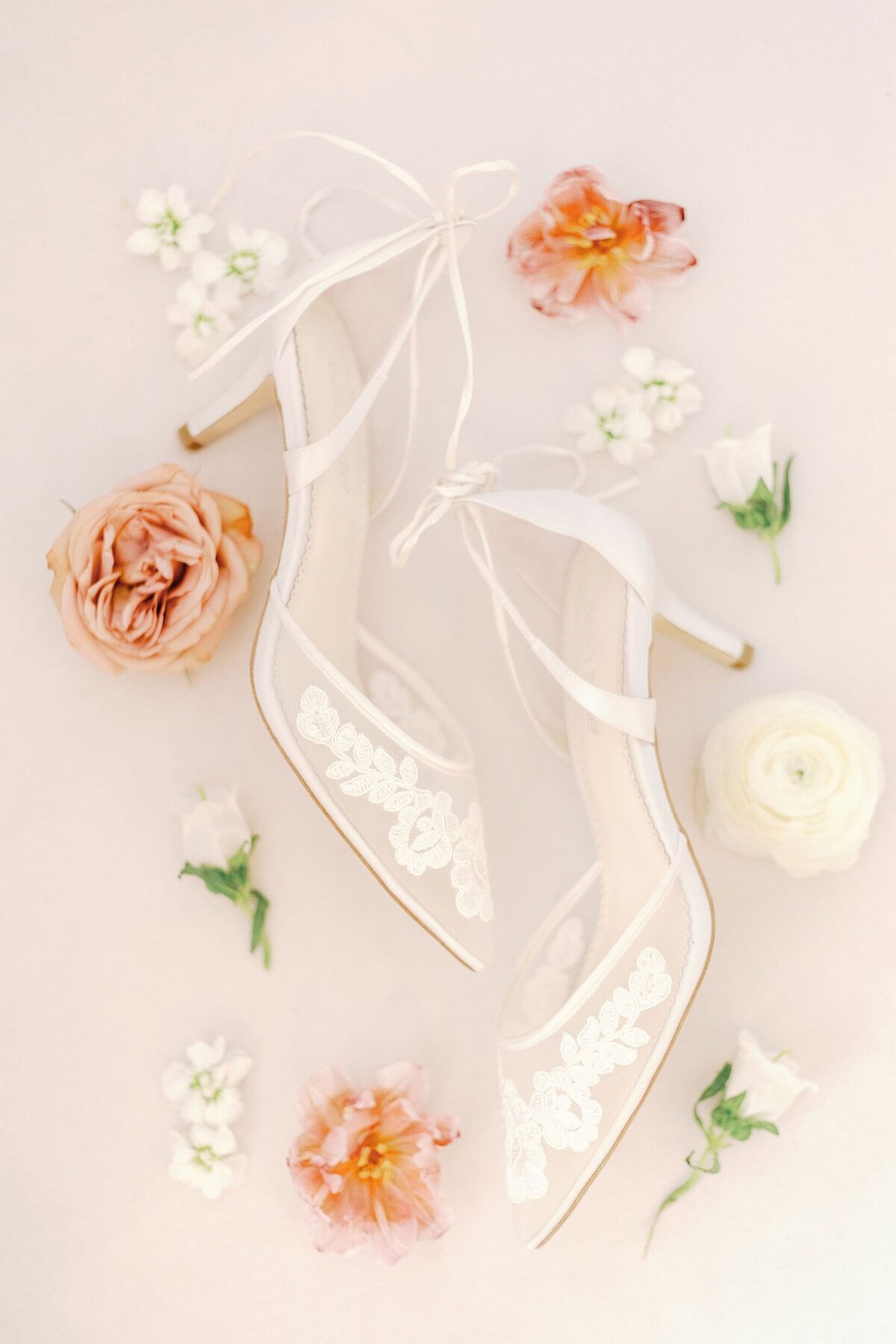 chaussures-mariées-et-fleurs