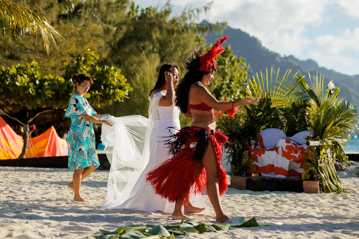 bride-waits-for-groom-destination-tahiti-elopement