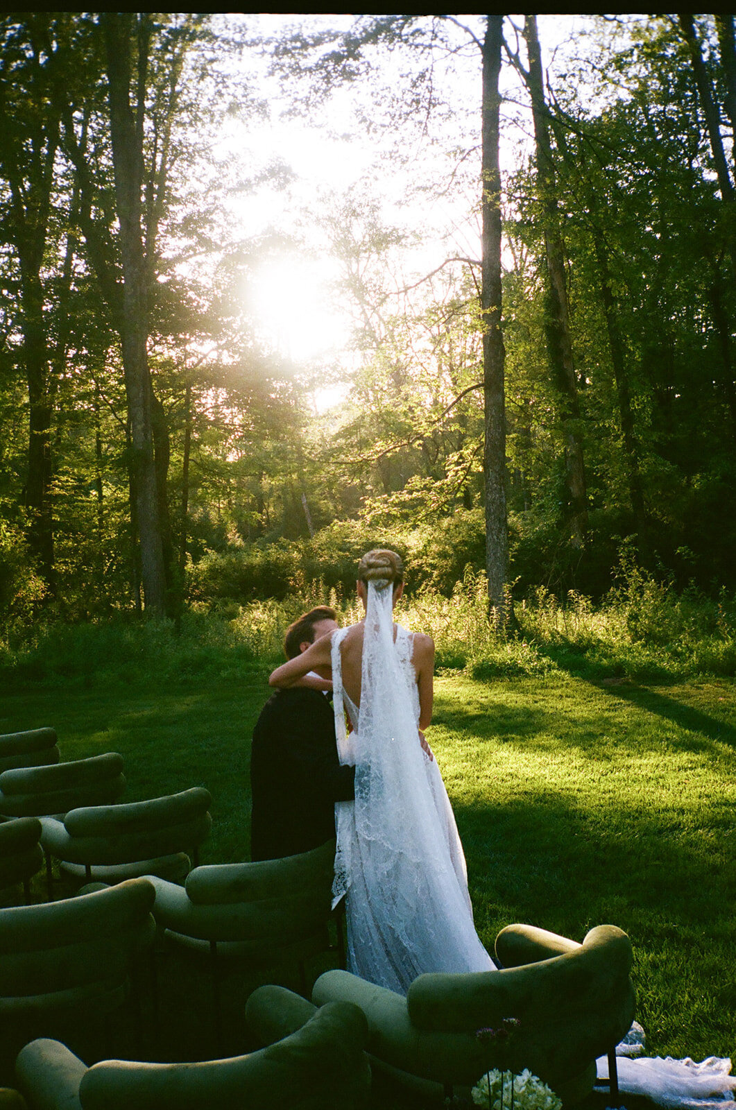 romantic-wedding-ceremony-at-willow-hill