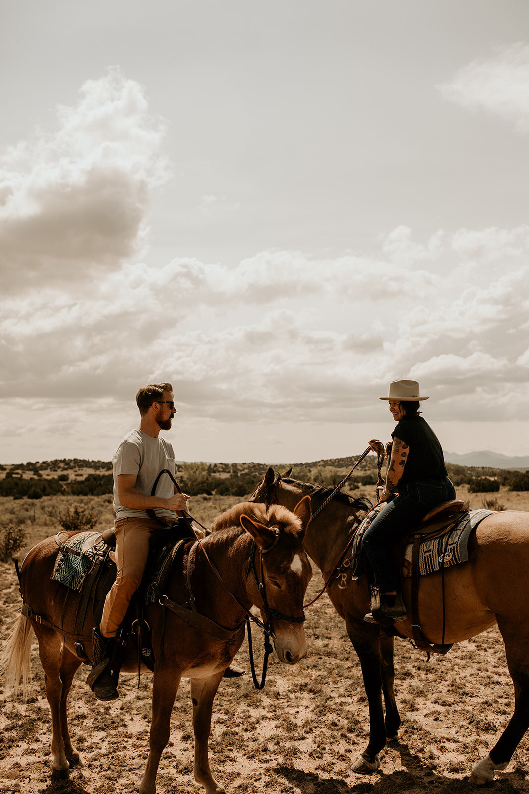 santa-fe-new-mexico-horseback-riding-engagement-photos (18)
