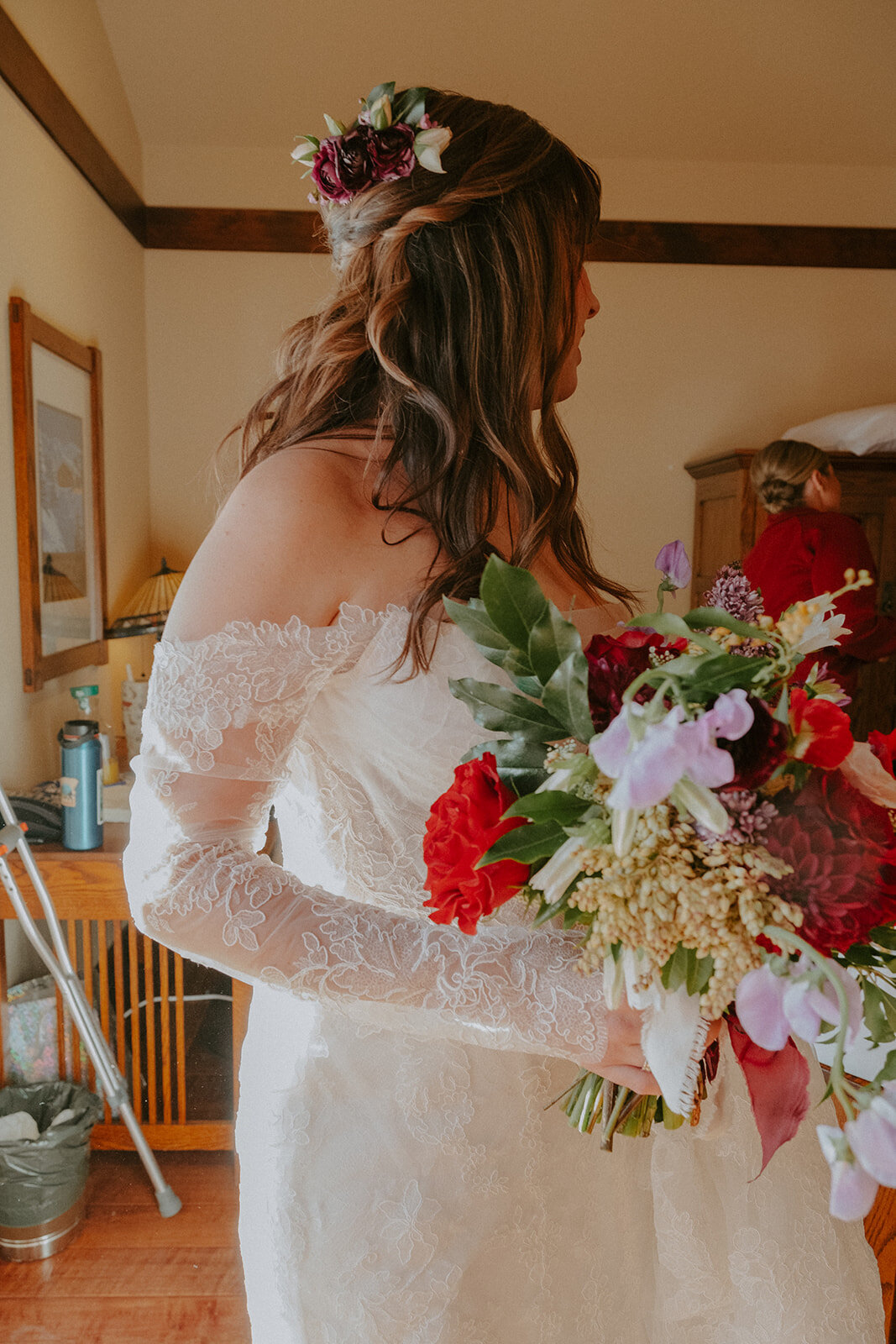 winter-snow-wedding-five-pine-lodge-oregon-venue-february-sun-colorful-western-chic-fur-blankets-candles00257