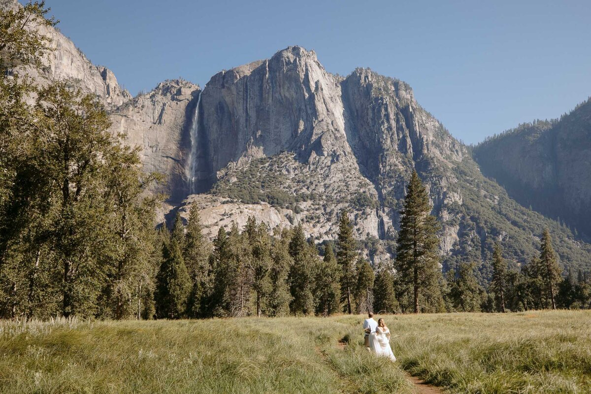 Image of a couple during their Yosemite elopement by Chris Tack