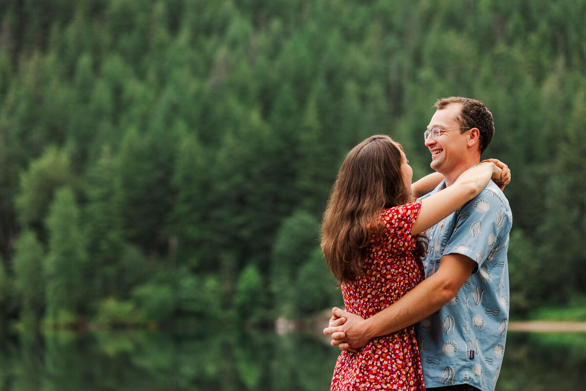 Rattlesnake-Lake-Engagement-Photos-14