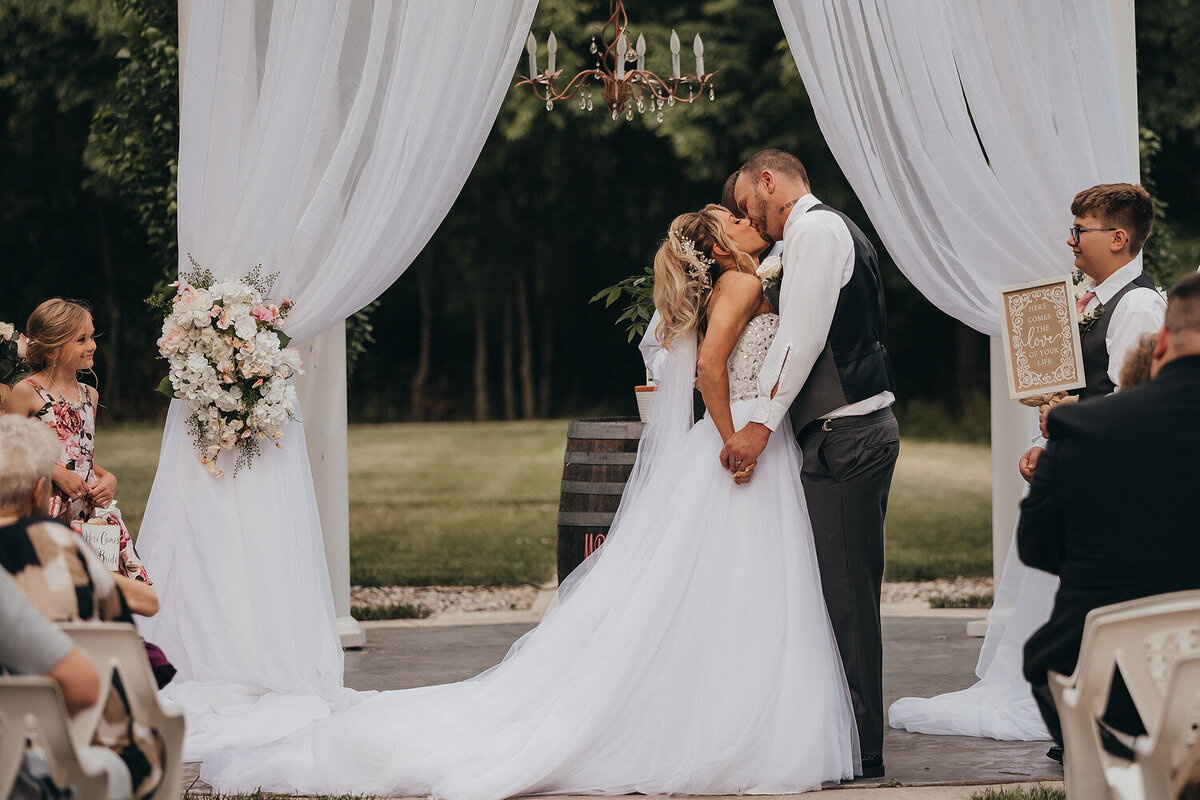 bride-and-groom-first-kiss